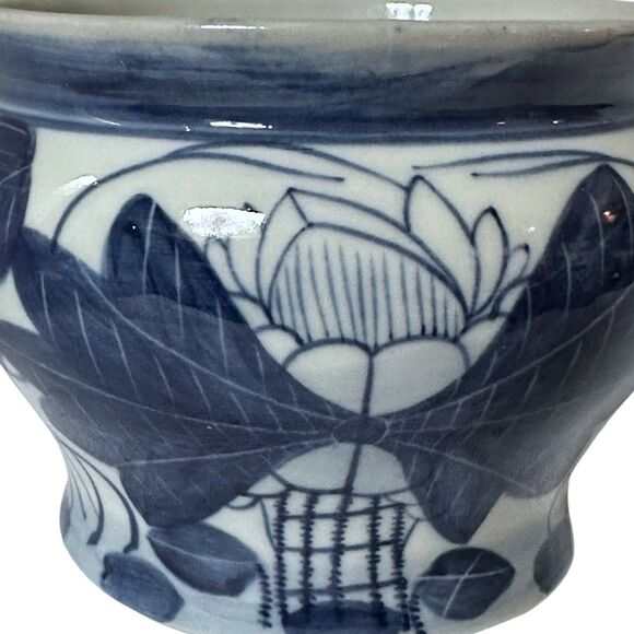 Vintage Hand-Painted Ceramic Chinoiserie Blue & White Lotus Bowl / Potpourri Pot - Picture 9 of 14